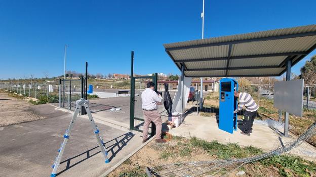 Instalación de los accesos al parking de autocaravanas. / J. M. R.