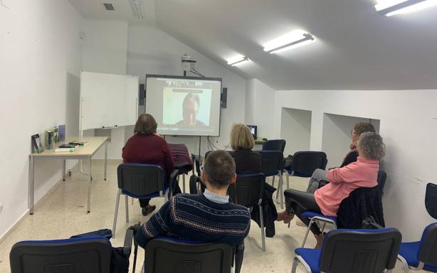 La Biblioteca Municipal de Calamonte participó en el encuentro virtual con Luis Landero