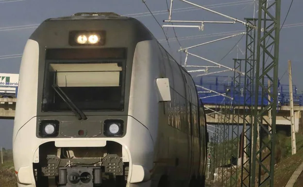 Un tren diésel circula por una vía electrificada entre Badajoz y Mérida. 