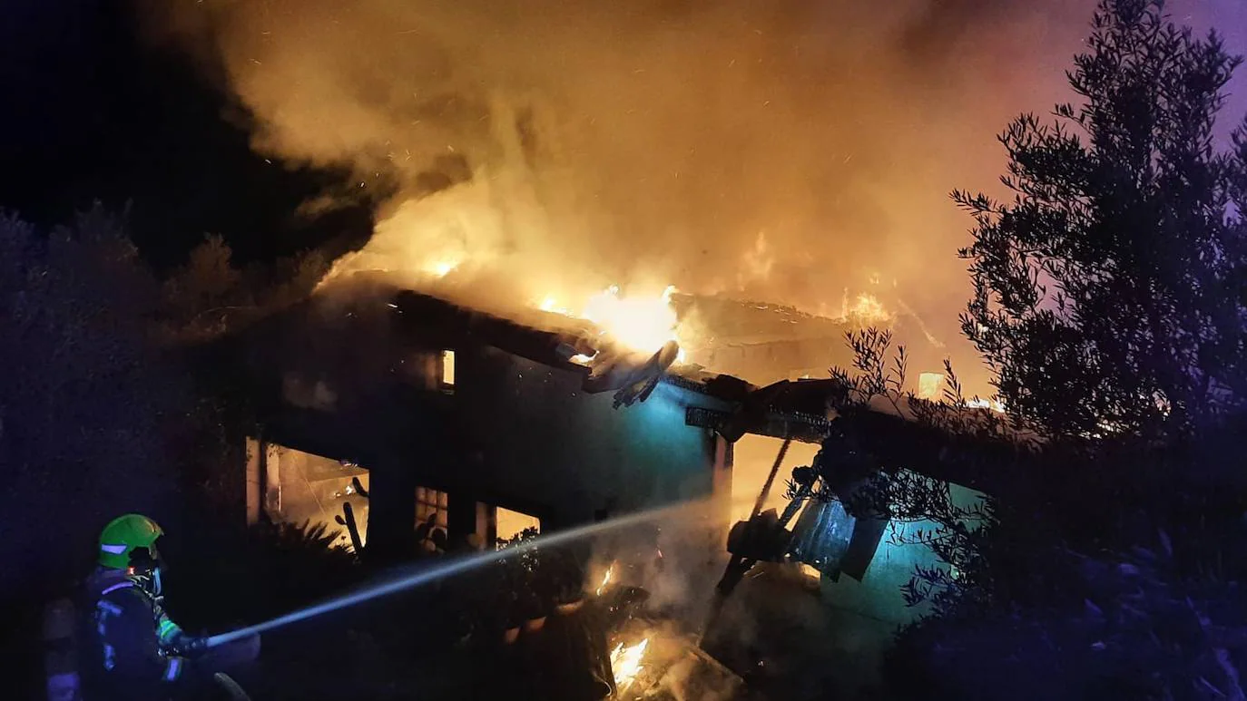 Atendida una mujer tras el incendio de una vivienda arrasada por el fuego en Acebo