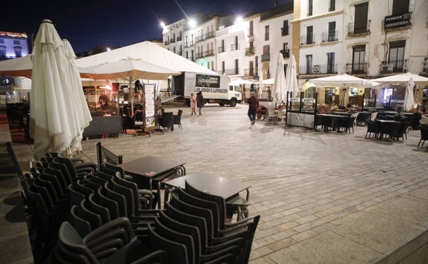 Hosteleros de la Plaza Mayor de Cáceres se quejan de no poder sacar sus terrazas por la carpa de Carnaval