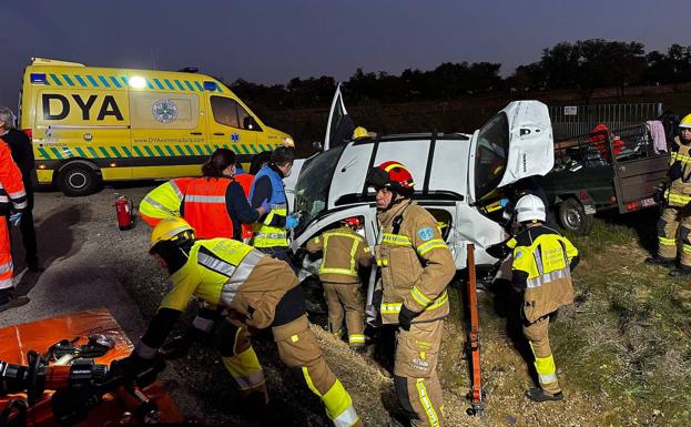 Los bomberos excarcelan a un herido de gravedad tras quedar atrapado en un vehículo cerca de Herreruela