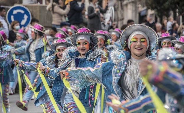 La comparsa La Kochera no podrá puntuar en el desfile por llevar dos disfraces distintos