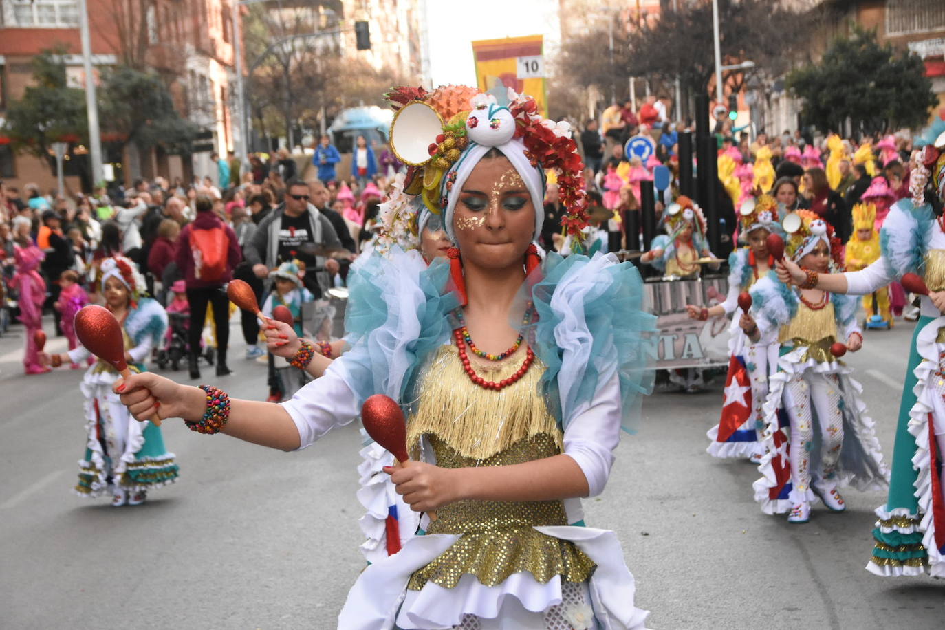 Los comparseros más pequeños sirven el aperitivo del gran desfile de Carnaval