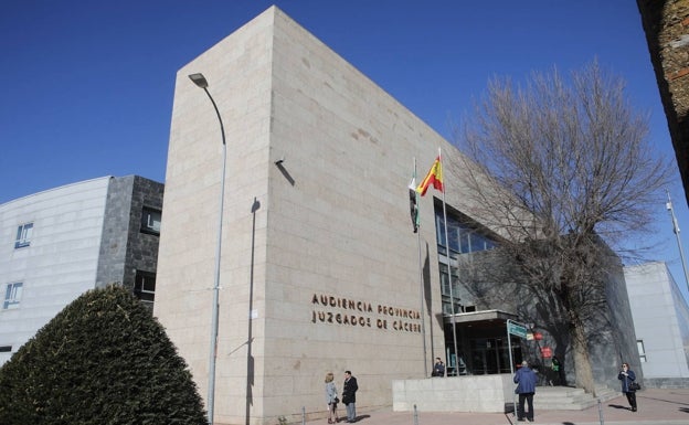 Piden casi 30 años de cárcel para un hombre por violar y maltratar repetidamente a su pareja en Cáceres