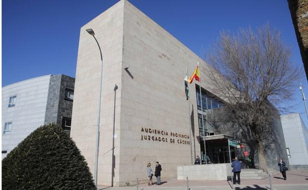 Piden 14 años de prisión para un acusado de golpear y agredir sexualmente a su pareja en Navalmoral