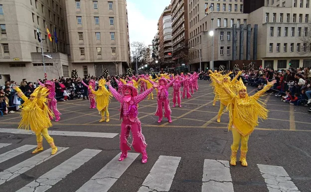 Los comparseros más pequeños sirven el aperitivo del gran desfile de Carnaval en Badajoz