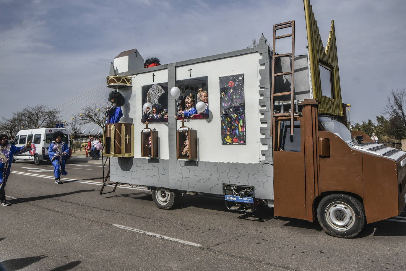 Imágenes del desfile de artefactos del Carnaval de Badajoz