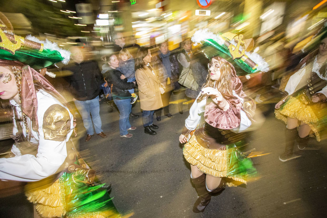 Las comparsas hacen vibrar a Cáceres con su desfile