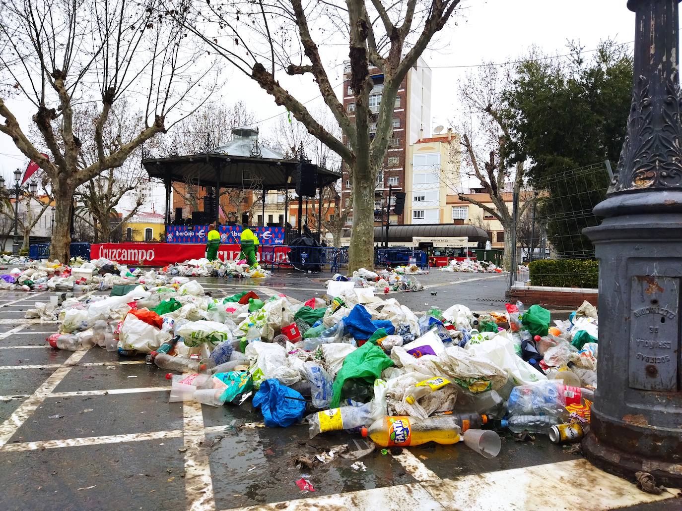 La cara B del Carnaval: limpieza de calles tras la fiesta del sábado en Badajoz