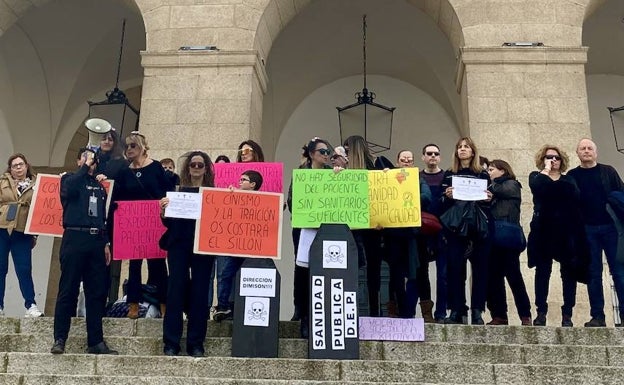 Enfermeras y auxiliares de Cáceres 'entierran' la sanidad para visibilizar sus quejas por falta de personal