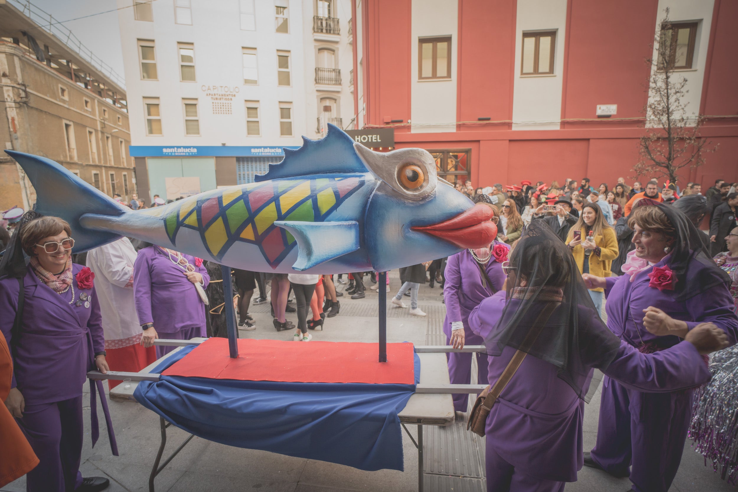 Mérida se despide del Carnaval Romano con el entierro de la sardina