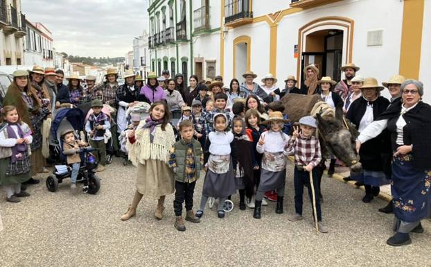 Una multitud disfrazada recorre las calles de Alconchel con la Siembra de la Ceniza