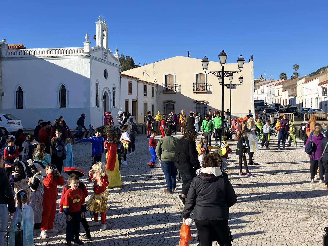 La plaza del Santo Ángel se llena de cántaros rotos en el tradicional Juego del Entregá