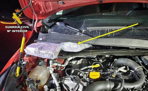 Detenido en Almendralejo con más de seis kilos de hachís bajo el capó del vehículo