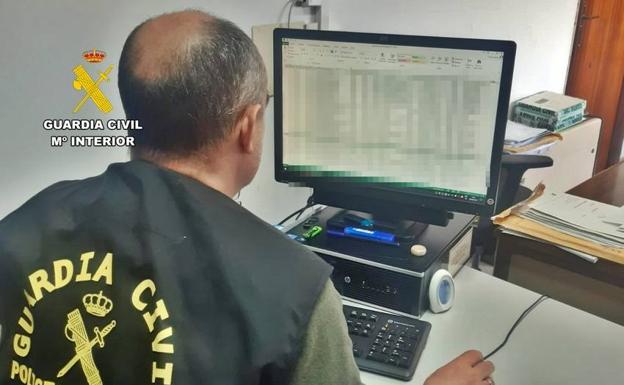 Acusados de cargar 40.000 euros en consumiciones a un cliente en un bar de La Coronada