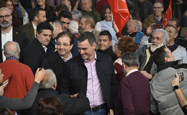 El presidente del Gobierno, Pedro Sánchez, seguido este viernes por el extremeño Guillermo Fernández Vara en Badajoz.  /jv arnelas