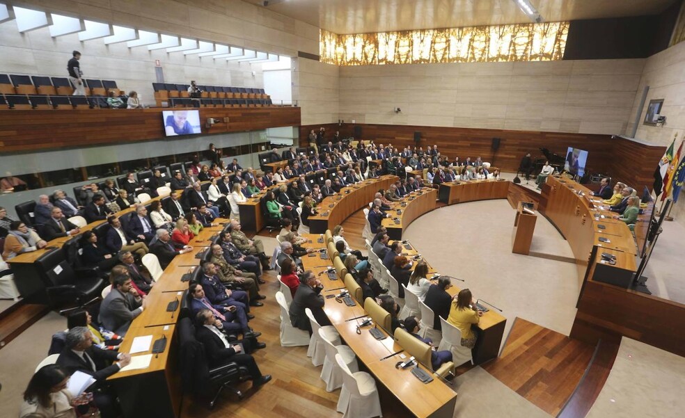 Extremadura conmemora su Estatuto con orgullo y emotividad en la Asamblea