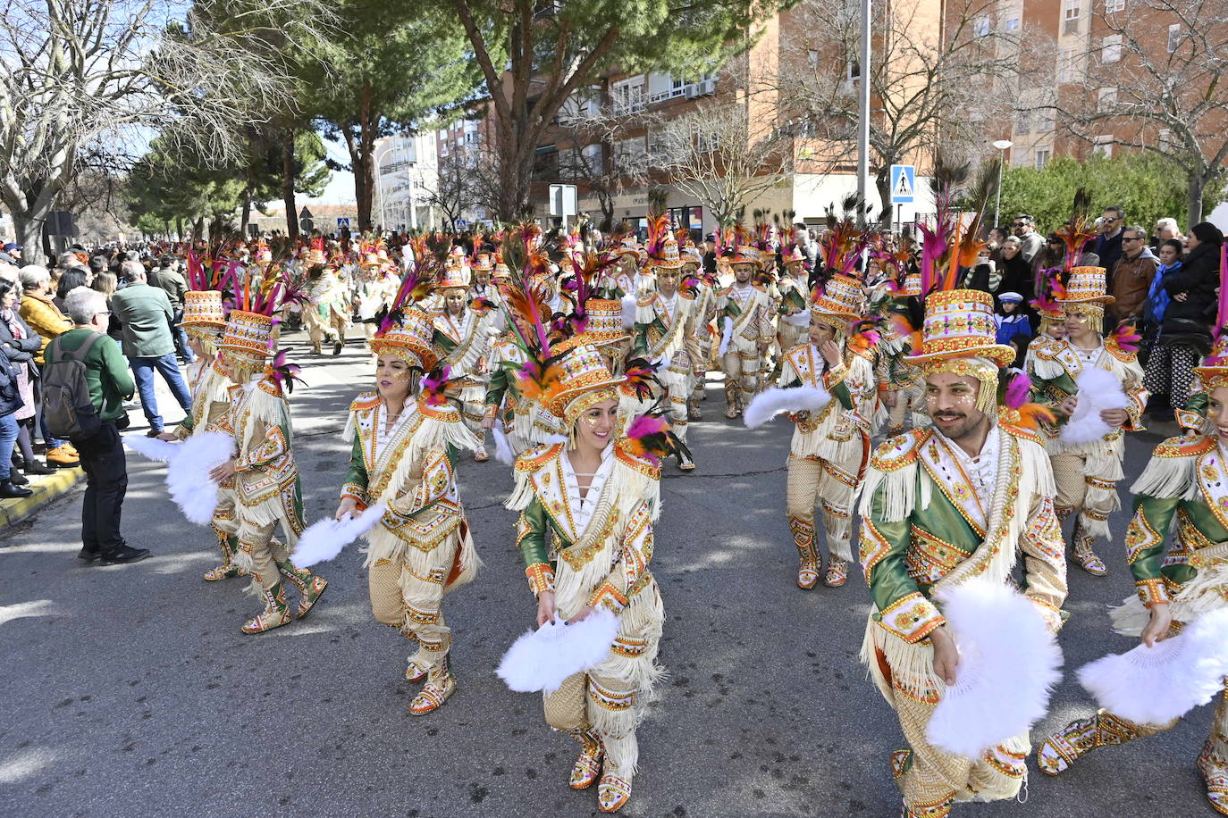 Desfile de comparsas de Valdepasillas, en imágenes