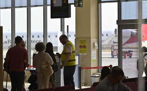 Los pilotos de Air Nostrum, que opera en Extremadura, inician este lunes una huelga indefinida