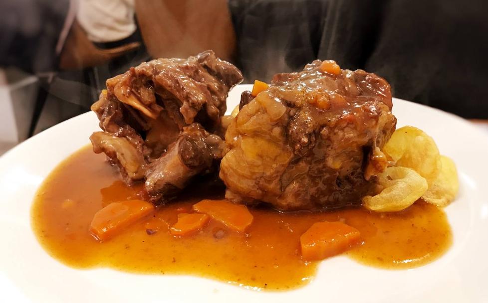 Un gran rabo de toro en Casa Maila