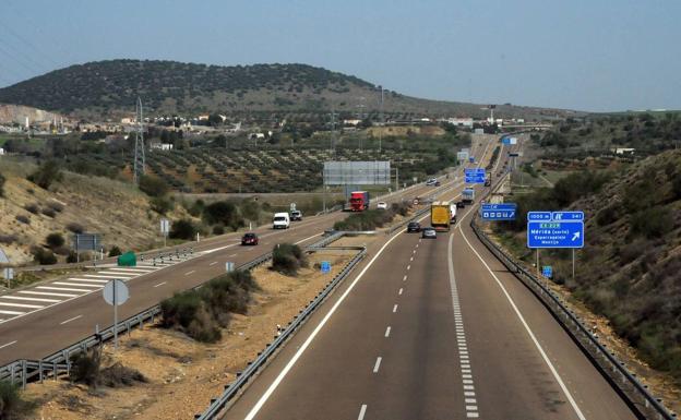 Dos jóvenes heridos en una salida de vía en la A-5 cerca de Mérida