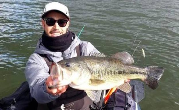 El calamonteño Juan Carlos Fernández participó el en Open de patos 2023 en el embalse de Orellana