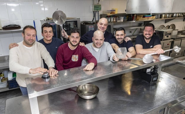 Cocina 'a 7 manos' para llenar las estanterías del Banco de Alimentos