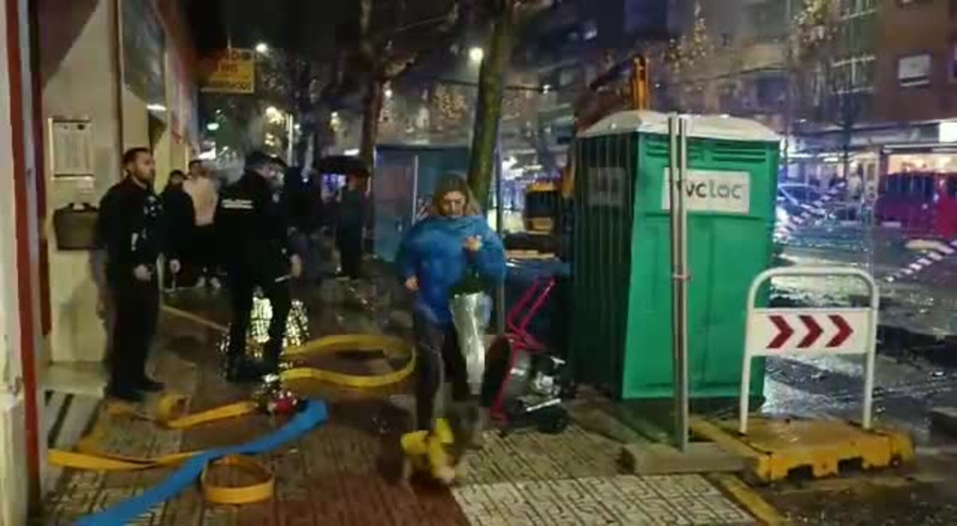 Los bomberos sofocan un incendio en un bloque de pisos en el barrio de San Roque de Badajoz