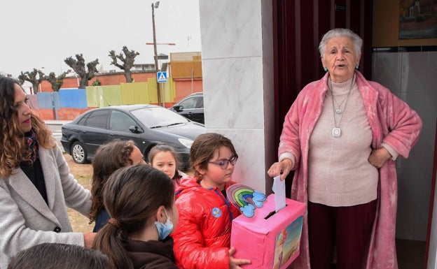 Famosos y pacenses sueñan un futuro mejor para el colegio de la UVA