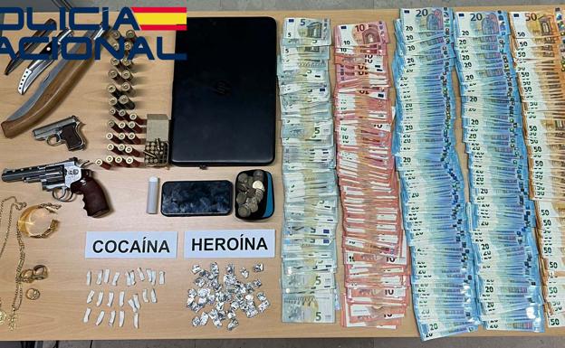 Intervienen 'polvo de ángel', cocaína, heroína y armas de fuego en Villanueva de la Serena