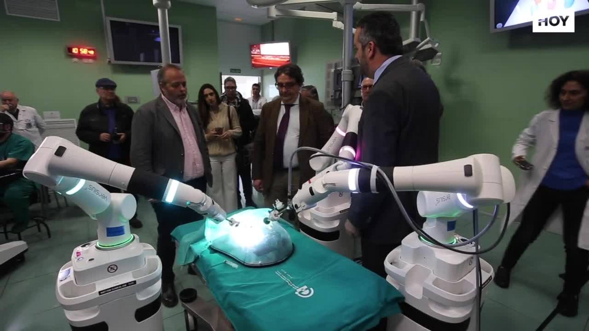 Versius, el nuevo robot que ayuda a operar llega a Extremadura