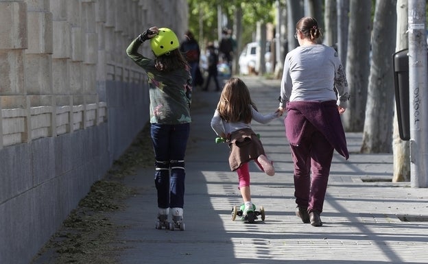 Las españolas sacrifican su carrera por los hijos seis veces más que los hombres