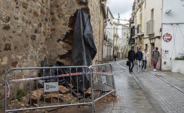 Empiezan a arreglar este miércoles los daños que causó un camión en la ermita de la Soledad de Cáceres