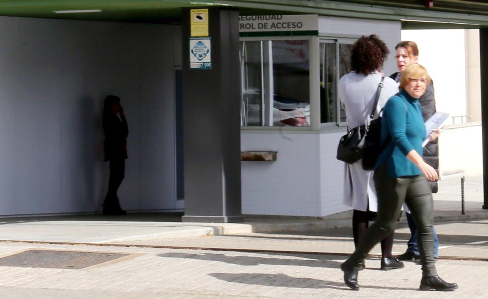 Un paquete en la garita de la Consejería de Sanidad moviliza a la Policía Nacional