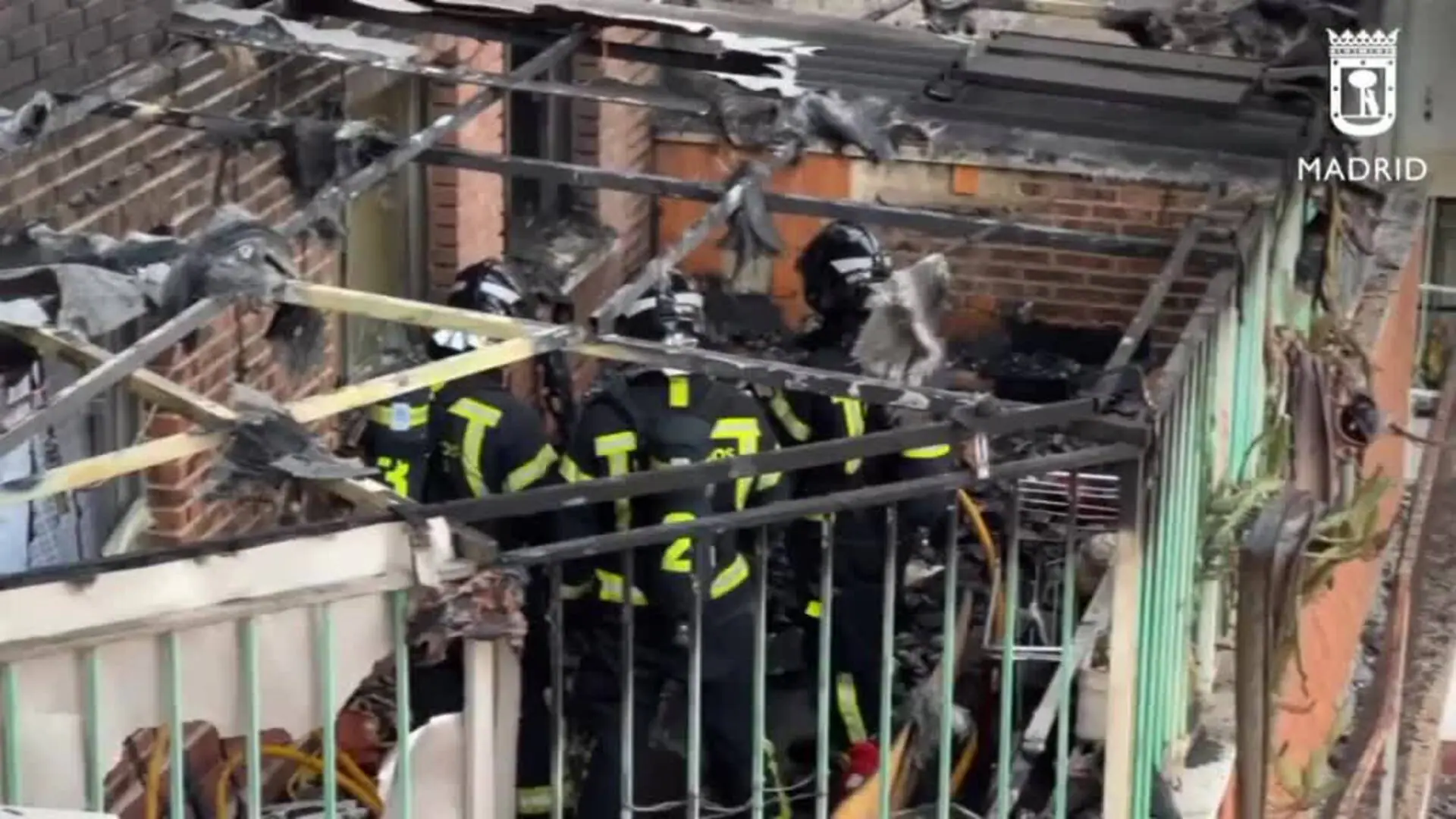Dos intoxicados leves en un aparatoso incendio en una vivienda de Madrid