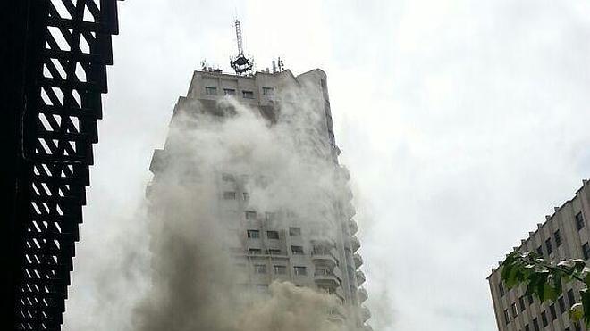 Un incendio provoca una gran columna de humo en un edificio del centro de Madrid