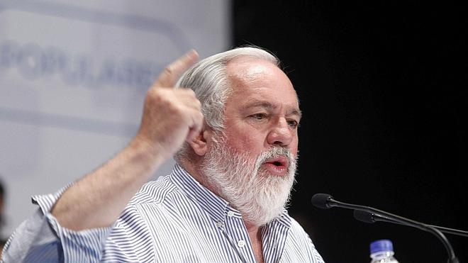 Cañete afirma que Zapatero entregó España a Europa por un «plato de lentejas»