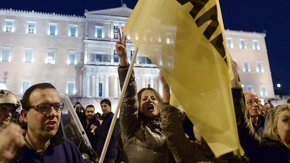 Miles de personas claman en Atenas contra el «chantaje» del BCE