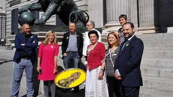 Hacen una paella en el Congreso para pedir un icono de Whatsapp que la identifique