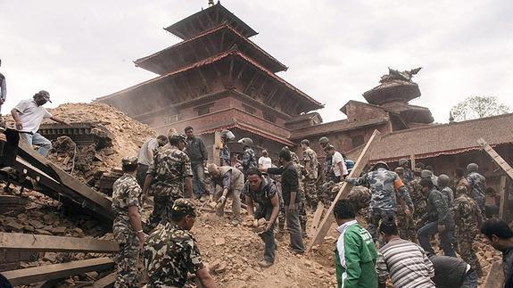 La cifra de fallecidos en Nepal rebasa ya los 2.500