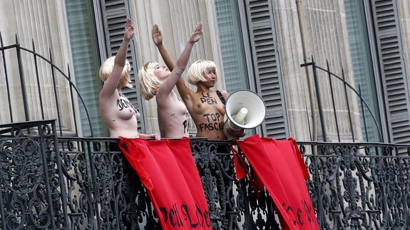 Femen irrumpe en un acto de Le Pen