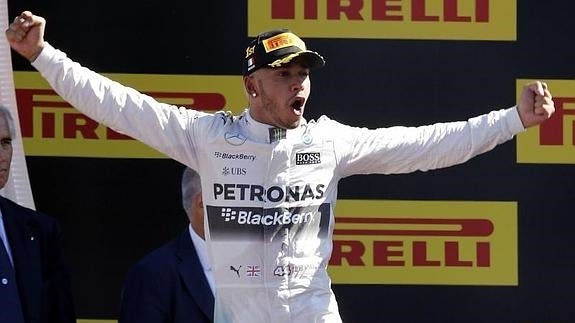 Hamilton gana en pista y en los despachos