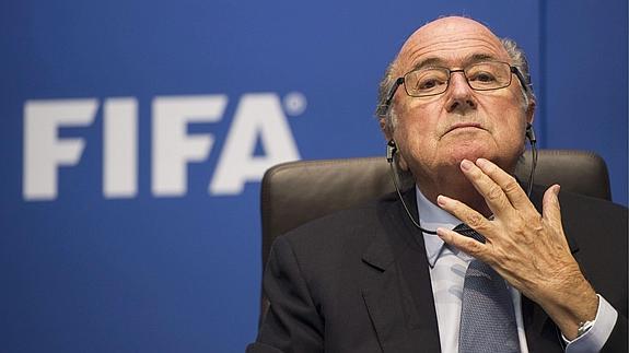 Blatter sigue recibiendo el sueldo de presidente de la FIFA pese a estar inhabilitado