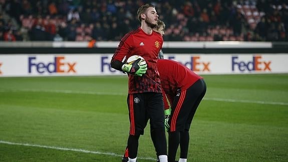 De Gea se lesiona en la rodilla en el calentamiento