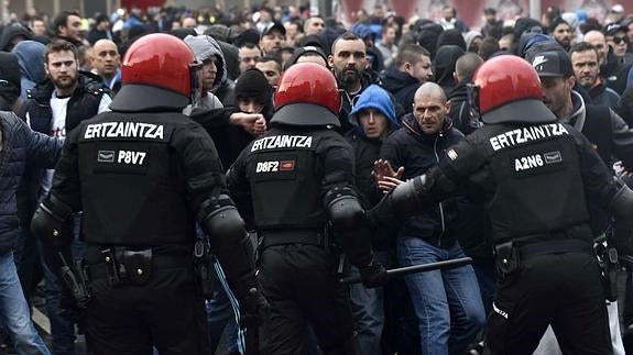 Tres heridos y cinco detenidos en enfrentamientos entre hinchas del Olympique y el Athletic