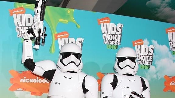 Chewbacca y BB-8, invitados de honor en los Kids' Choice Awards