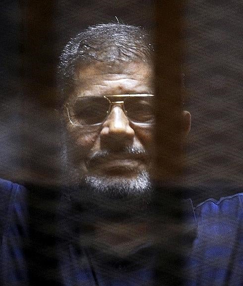 La Justicia egipcia aplaza el veredicto final contra el expresidente Mursi