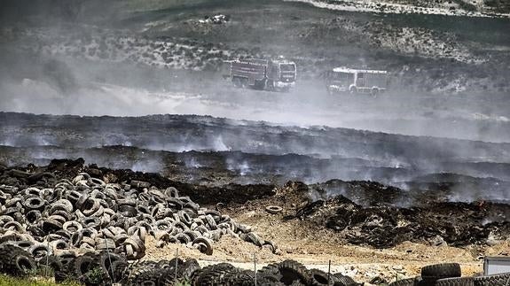 Los bomberos aceleran la combustión en el cementerio de neumáticos de Seseña para eliminar la nube de humo