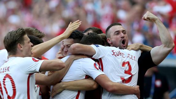 Polonia se impone al fútbol vintage